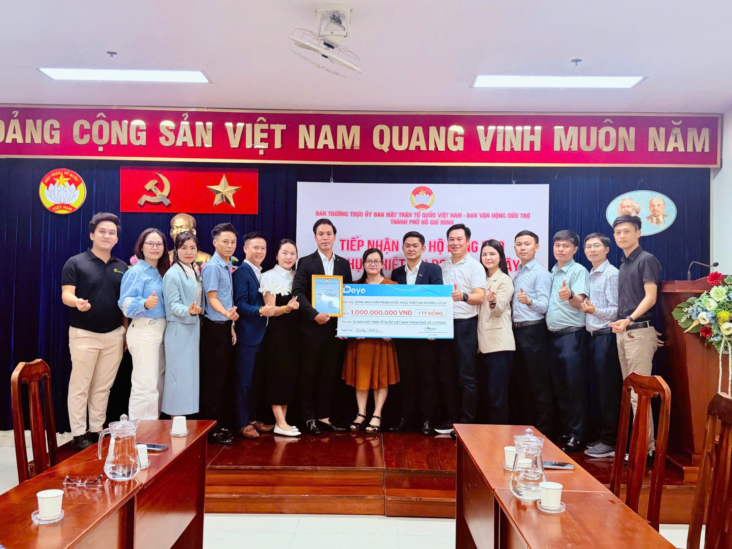 CHUNG TAY HỖ TRỢ ĐỒNG BÀO MIỀN TRUNG KHẮC PHỤC HẬU QUẢ BÃO LŨ